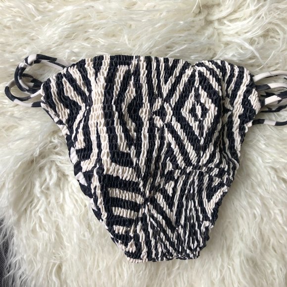 Alice and Olivia Bikini - Picture 5 of 8